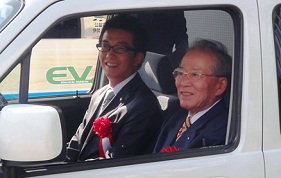 Photo: Mayor Ito and Chairman Suzuki on a test drive