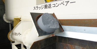 Grinding sludge conveyor