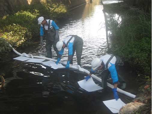 Emergency response drill in a river assuming an oil leak (KUWANA WORKS)