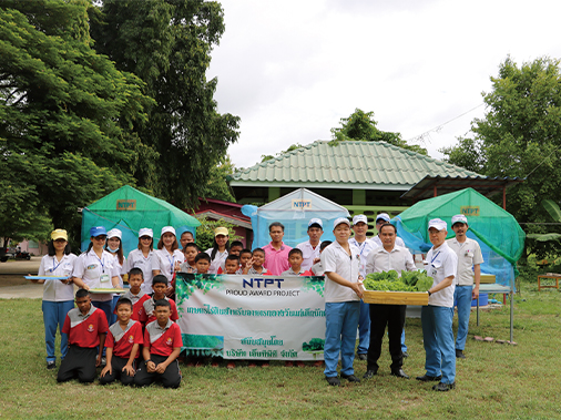 Employees and local children engaged in hydroponic cultivation