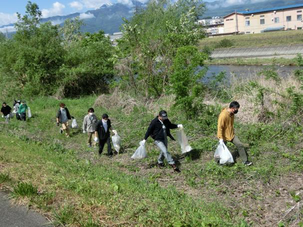 Clean-up activity by the riverside (Nagano Works, Kamiina Corp.)