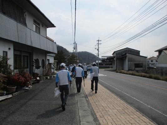 Picking up garbage along the roads near Okayama Works (Okayama works)
