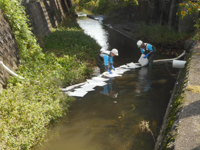 Oil leakage response practical drill conducted in nearby rivers (Kuwana Works)