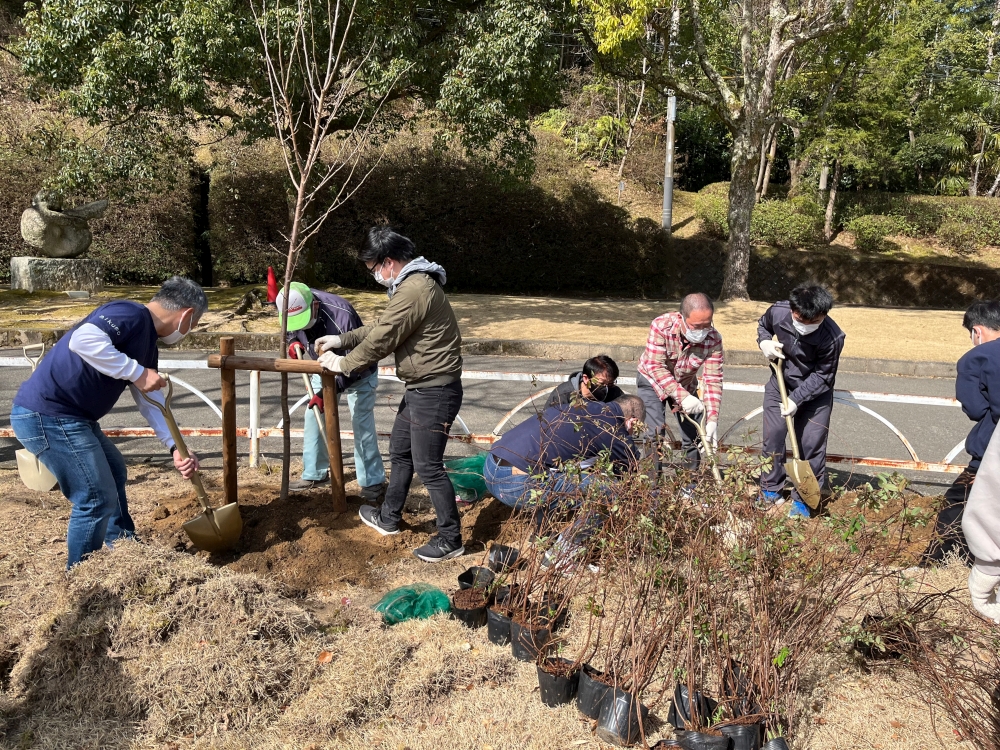 Tree-planting scene at Chubudai Sports Park (Mikumo Works)