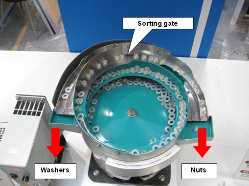 Example of feeding: Nuts and washers loaded into bowl at the same time are lined up and fed to different directions, respectively.