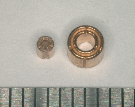 Photo:Left: Developed product (Inner Diameter: 0.6 mm) Right: Conventional Product (Inner Diameter: 1.5 mm)