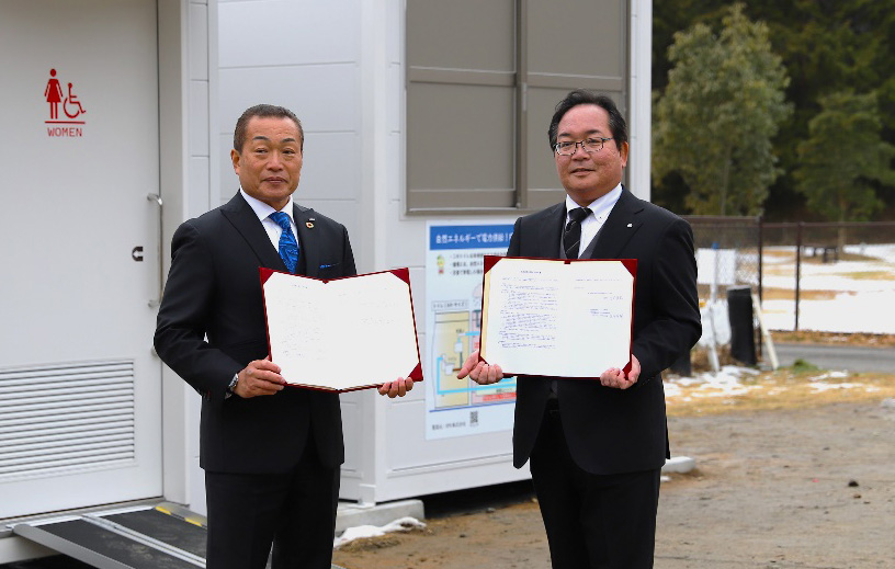 Photo:Signing of the comprehensive partnership agreement between Oyodo Town and NTN
