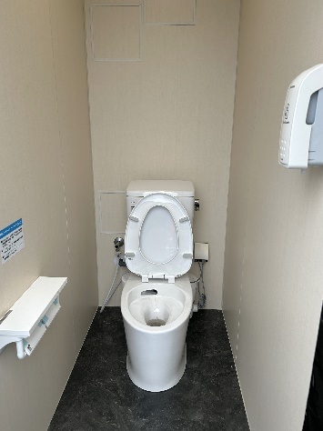 Photo:Equipped with two Western-style toilets and a treatment tank, it provides a clean and sanitary restroom environment