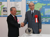Photo: Chairman Suzuki (left) and Governor Tanimoto (right)