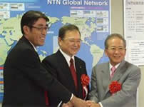 Photo: From left, NTN Akaiwa President Harima, Mayor Inoue and Chairman Suzuki