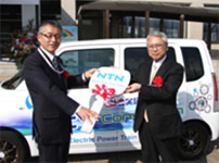 Photo: Deputy Mayor Suzuki receiving the keys from President Takagi (right)