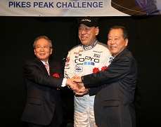 Photo: (from left) Chairman Suzuki, Chairman Tajima, and Chairman Fukutake
