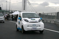 Photo: “Fujinokuni EV, PHV Town Concept Demonstration Vehicle” driving during the opening ceremony
