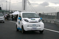 Photo: &ldquo;Fujinokuni EV, PHV Town Concept Demonstration Vehicle&rdquo; driving during the opening ceremony