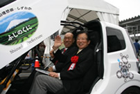 Photo: Shizuoka Prefectural Governor Kawakatsu (right) and Chairman Tajima of Tajima Motor Corporation (left)