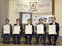 Photo: Signing ceremony held at the Osaka Prefectural government office (November 9)