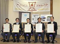 Photo: Signing ceremony held at the Osaka Prefectural government office (November 9)
