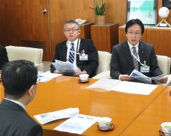 Photo: Scene from briefing meeting (photo right: Iwata City Mayor Watanabe)