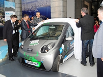 Photo: The microcompact EV unveiled at the “Annecy International Animated Film Festival.” Mayor Rigaut (2nd from left) at the unveiling ceremony held at the city hall
