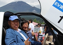 Photo: Governor Kawakatsu and Chairman Tajima (winning driver of the Pikes Peak International Hill Climb in July) before departing in the lead parade vehicle