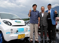 Photo: Shizuoka Prefectural Governor Kawakatsu (left), Chairman Fukutake of the Association for the Promotion of Electric Vehicles (center) and Chairman Tajima of Tajima Motor Corporation (right)