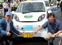 Photo: Shizuoka Prefectural Governor Kawakatsu (right) and Chairman Tajima of Tajima Motor Corporation (left)