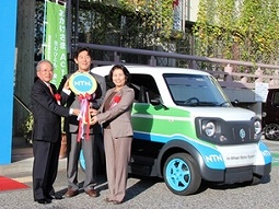 Photo: NTN Chairman Suzuki (left) handing the key to Ise City Mayor Suzuki (center) and Council Chairman Paku (right)