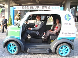 Photo: Mayor Suzuki in the driver's seat and Council Chairman Paku in the rear seat of the delivered microcompact mobility