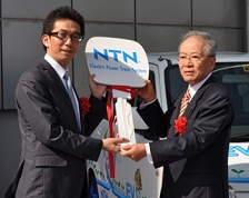 Photo: NTN Chairman Suzuki (right) handing Kuwana City Mayor Ito (left) the key