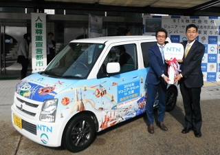 Handing the key to Mayor Ito (left) at the delivery ceremony