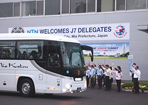 Seeing the students off after the approximately 40-minute tour