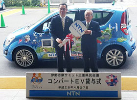 Handing keys to Mayor Suzuki (Left)