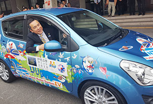 Mayor Suzuki on a test drive