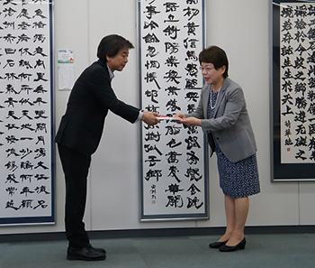 Presenting the records to Chairman Miyao of the Kumamoto Prefectural Board of Education.(at the Kumamoto Prefectural Office)