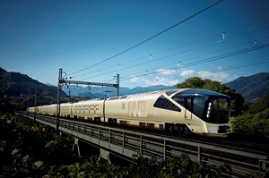 “TRAIN SUITE Shiki-shima”(Photo provided by East Japan Railway Company)