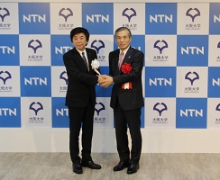 Osaka University President Shojiro Nishio (right) shaking hands with NTN President Hiroshi Okubo (left)