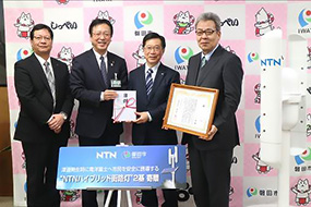 At the donation ceremony (From left) Mr. Miyake, General Manager, NTN Iwata Works, Iwata City Mayor Watanabe, NTN Executive Vice President Inoue, and Mr. Ishikawa, Corporate General Manager, NTN Green Energy Products Division