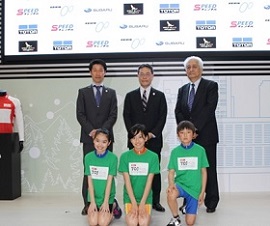 (front row) The TOJ kids (back row, from left) TOJ Director Osamu Kurimura,NTN Managing Director Keiji Ohashi,TOJ Chairperson Katsumi Ishiguro