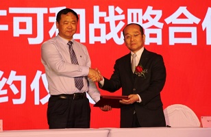 FSAT President Yunbo Liu and NTN Director Umemoto shaking hands after signing
