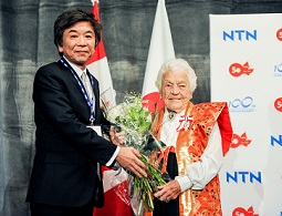 President Ohkubo presents a bouquet to Ms. McCallion, the former Mayor of Mississauga