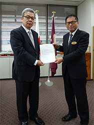Educational Director Yamamoto (right) from the Kumamoto Education Bureau giving letter of appreciation to Executive Officer Ishikawa (left) from NTN's Green Energy Product Division