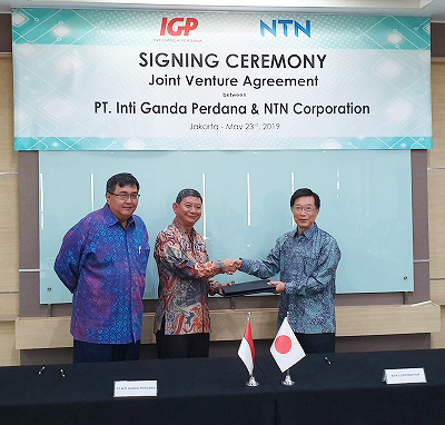 Signing Ceremony(From Left, Mr. Budi Pranadi, Vice President Director of IGP, Mr. Kusharijono, President Director of IGP and Vice President Inoue of NTN)