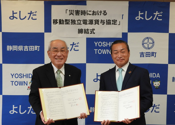 At ceremony for concluding disaster prevention agreement between NTN and Yoshida Town at Yoshida Town Hall on April 27 Mayor Tamura of Yoshida Town (left) and Umemoto of Corporate General Manager, Green Energy Products Division, NTN (right)
