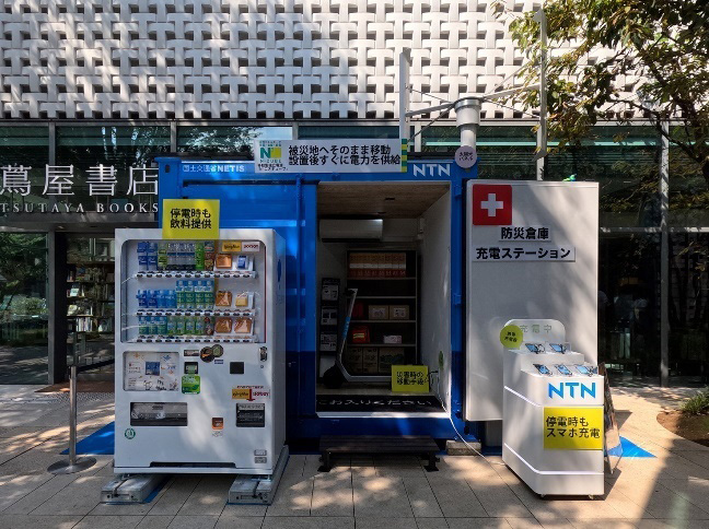 Image:Special model for exhibition that adds a vending machine to the charging station model