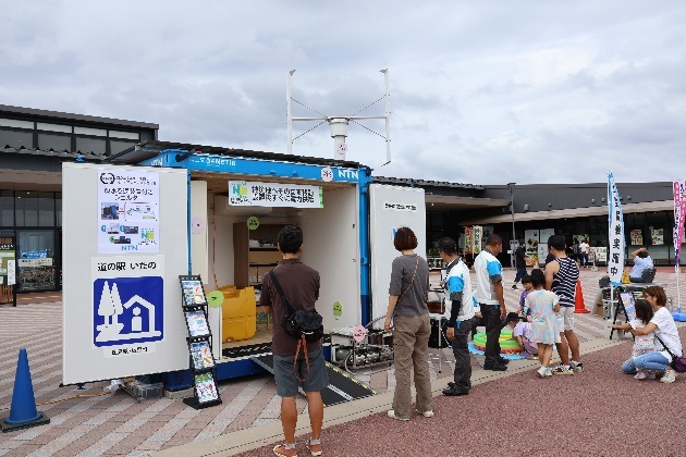 Photo:Demonstration test held at the roadside station &ldquo;Itano&rdquo; (Itano-cho, Tokushima) Approximately 200 people including local residents viewed &ldquo;N3 N-CUBE&rdquo;