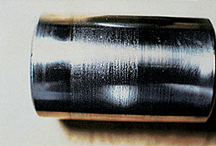 Photo: Roller of same bearing as that of the inner ring shown in <strong>Photo 1</strong>